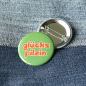 Preview: Ansteckbutton glückspilzin auf Jeans mit Rückseite